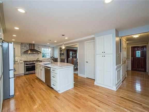 The home or pro chef will love this new kitchen, with higher end appliances, abundant storage and easy to care for quartz counte