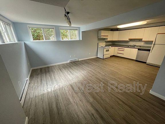 5th image of 2433B Sexsmith Rd
