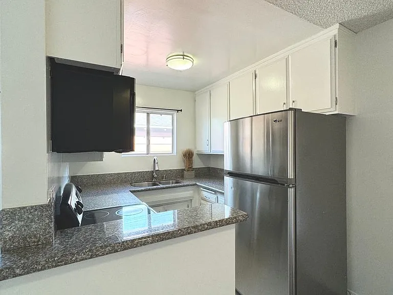 2106 S Bentley Ave — Photo 12