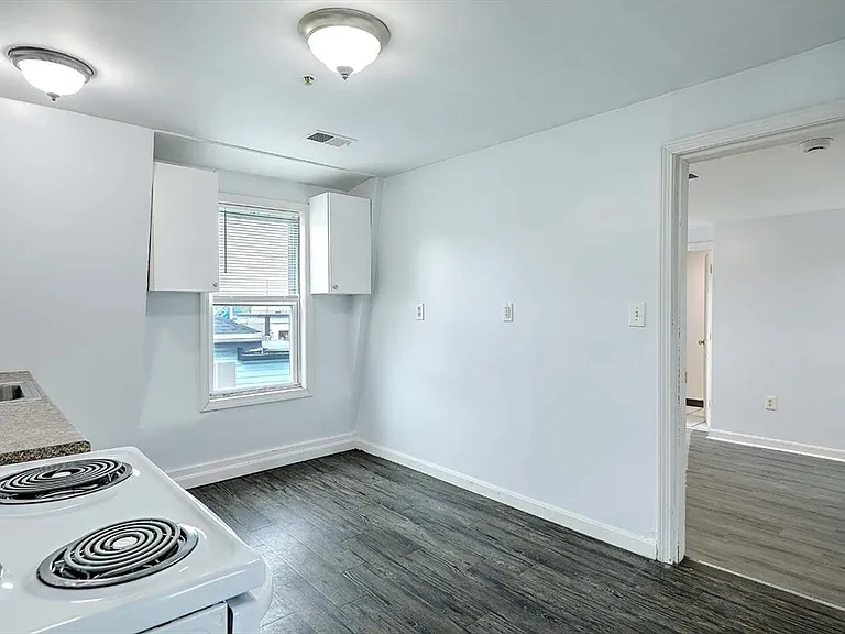 458 Weir St #5 — Photo 8