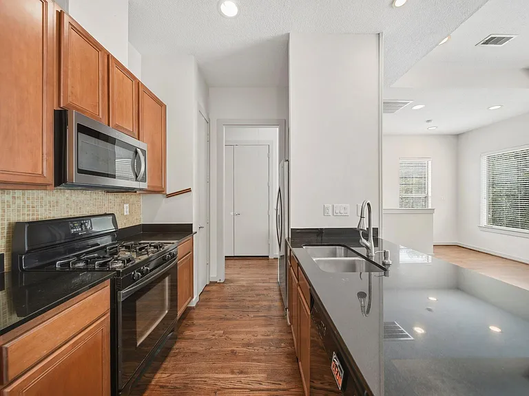 4036 Center St — Photo 11