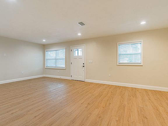 3rd image of 5605 S Lynwood Ave