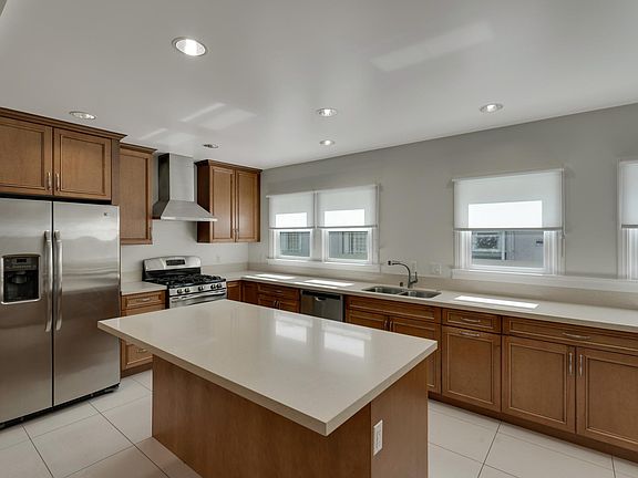 5th image of 243 N Irving Blvd