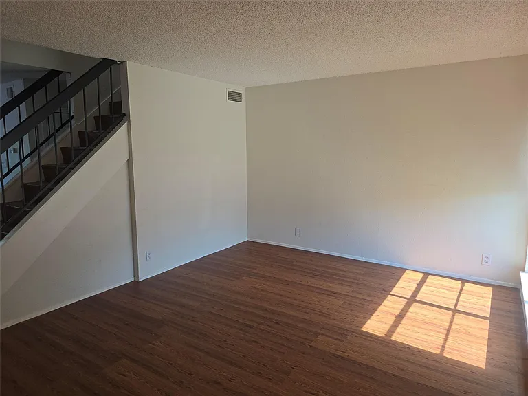 7108 Creekside Dr #B — Photo 2
