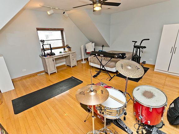5th image of 2121 N Winchester Ave #3