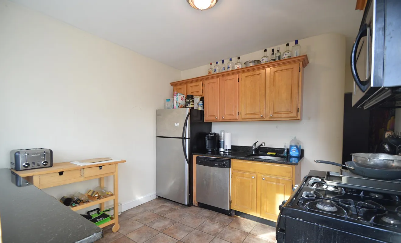 4 bed, 9999 sqft, $4,400 — Photo 1