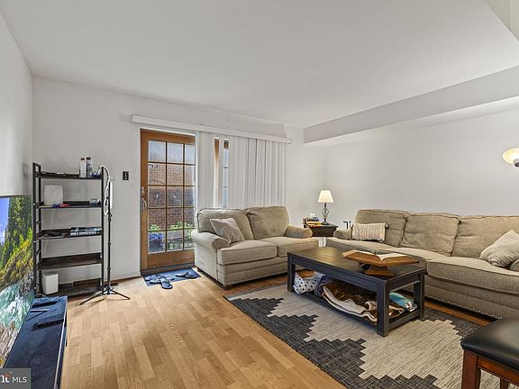 3rd image of 1 Queen St Unit 10
