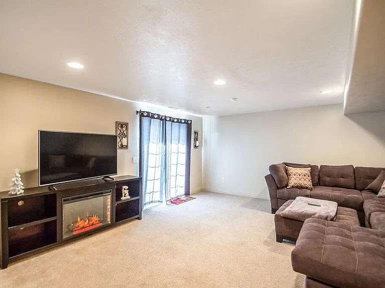 2160 E Whitekirk Way — Photo 11
