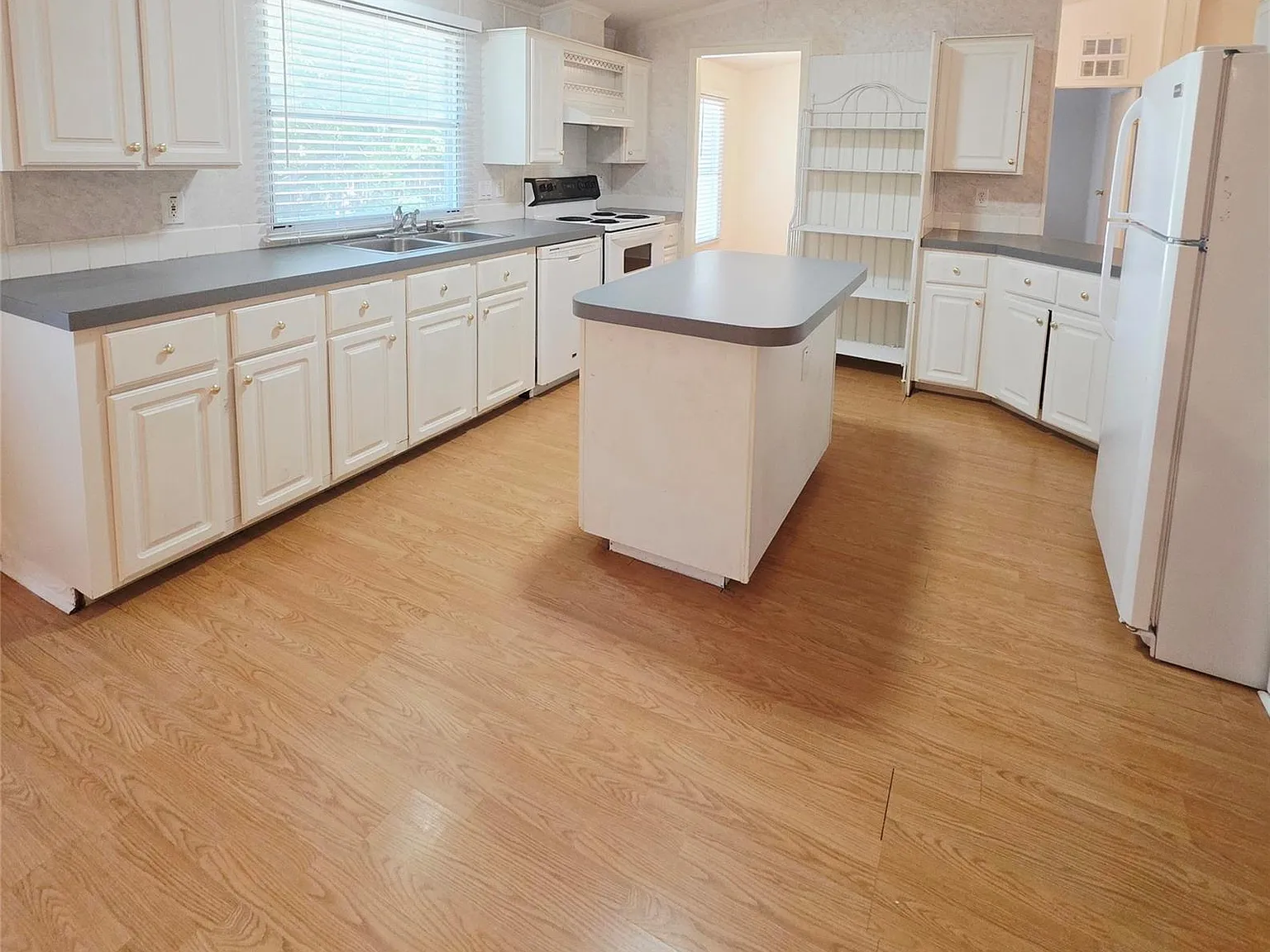 3 bed, 2.0 bath, 2128 sqft, $1,675 — Photo 4