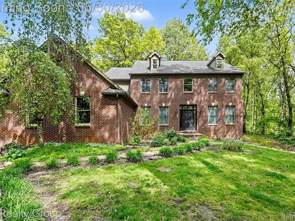 2215 High Meadows Dr, Ortonville, MI 48462