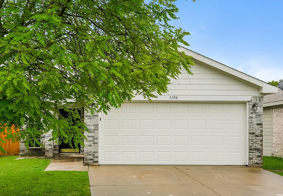 1104 Driftwood Ln