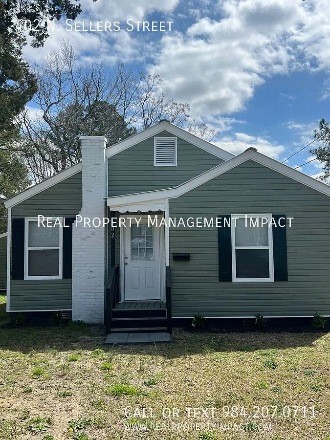 Renovated and Charming 2-Bed, 1-Bath Bungalow Walkable to Downtown Selma — Photo 1