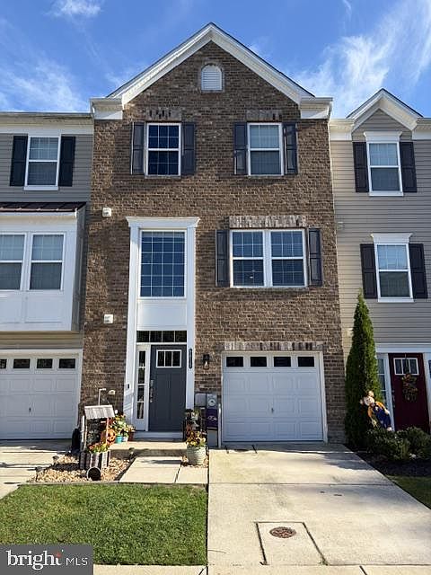 1st image of 9819 Ravenhurst Rd