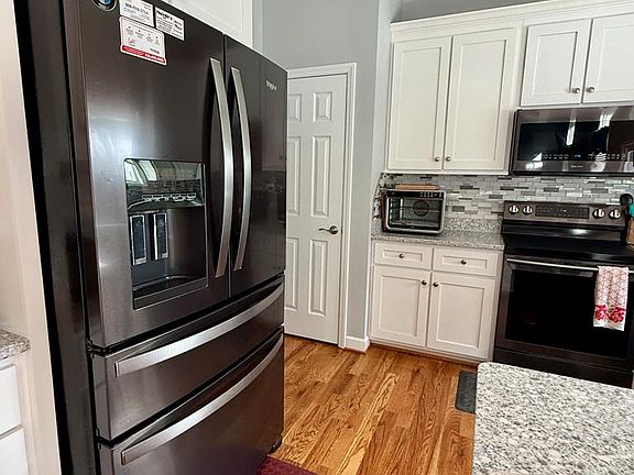 4th image of 107 Woods Ct