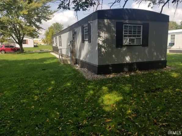 717 Greenbriar Dr, Hartford City, IN 47348