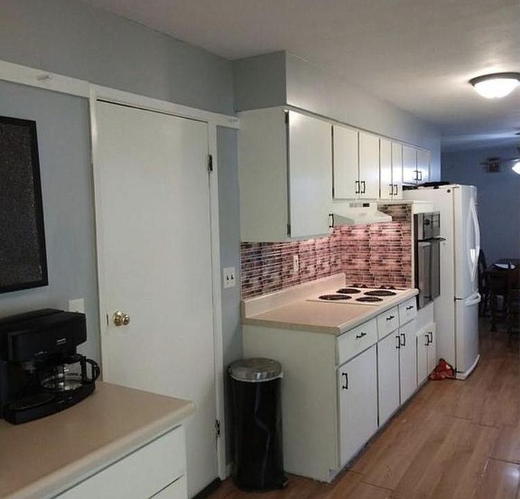 1st image of 1833 Eastview Dr