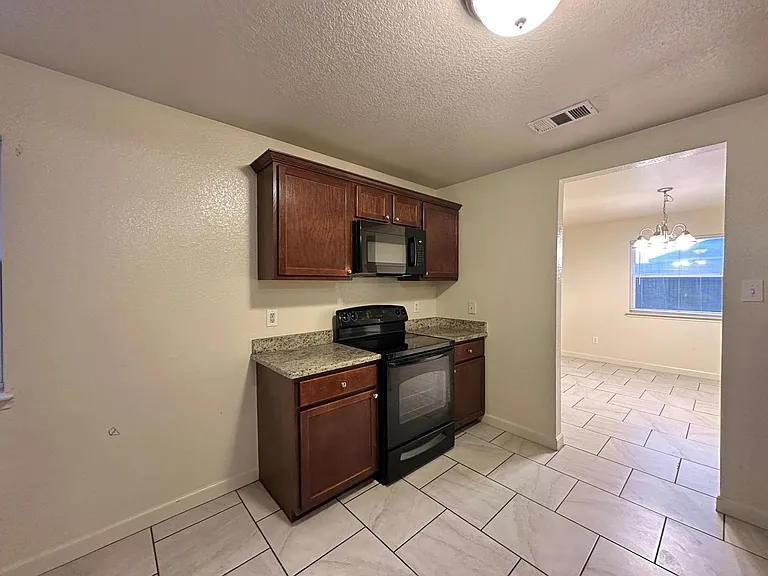 2403 Lavender Ln — Photo 12