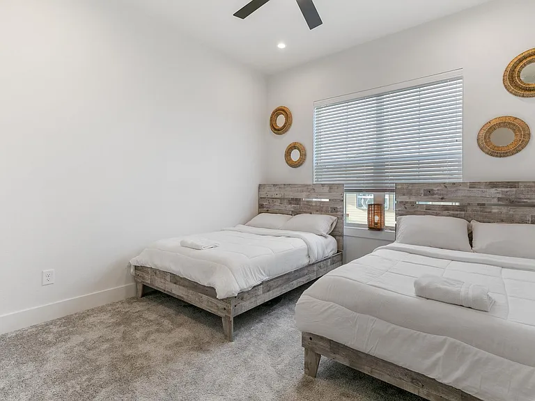2513 Winnetka Ave — Photo 22