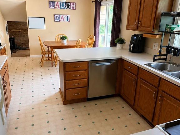 3rd image of 461 Craemer Dr