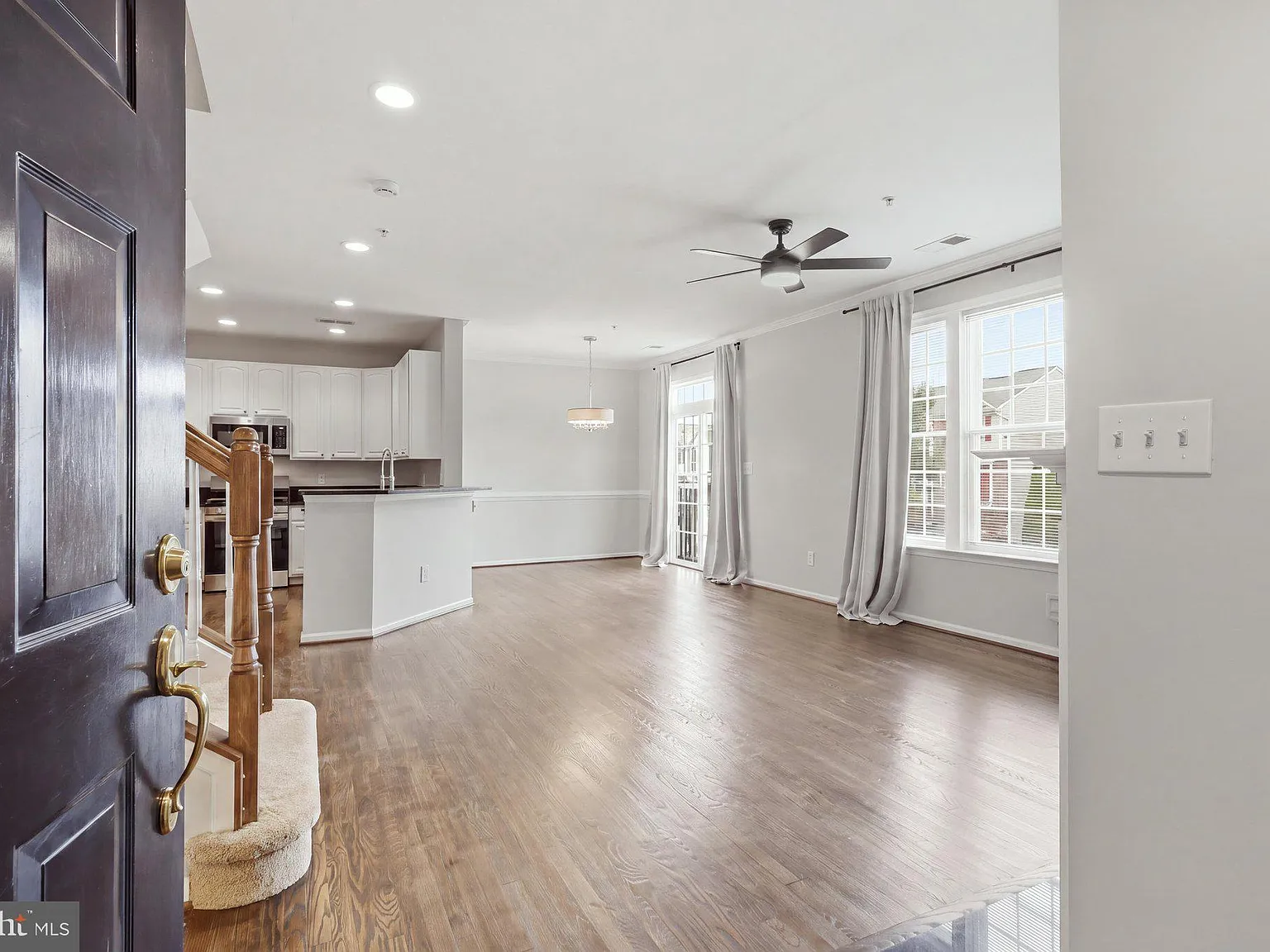 3 bed, 3.5 bath, 1755 sqft, $3,300 — Photo 2