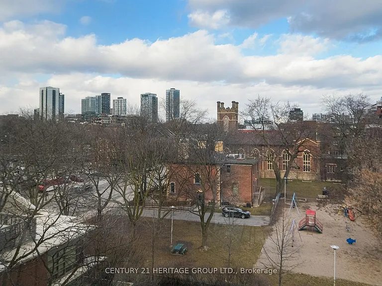 393 King St E #404 — Photo 23