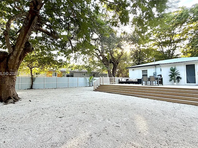 12325 NE 11th Pl — Photo 35