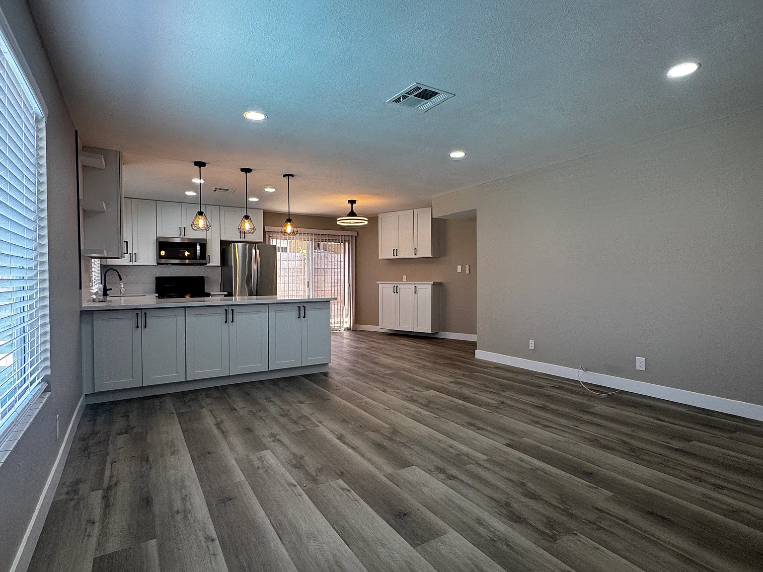 3 bed, 1180 sqft, $2,300 — Photo 2