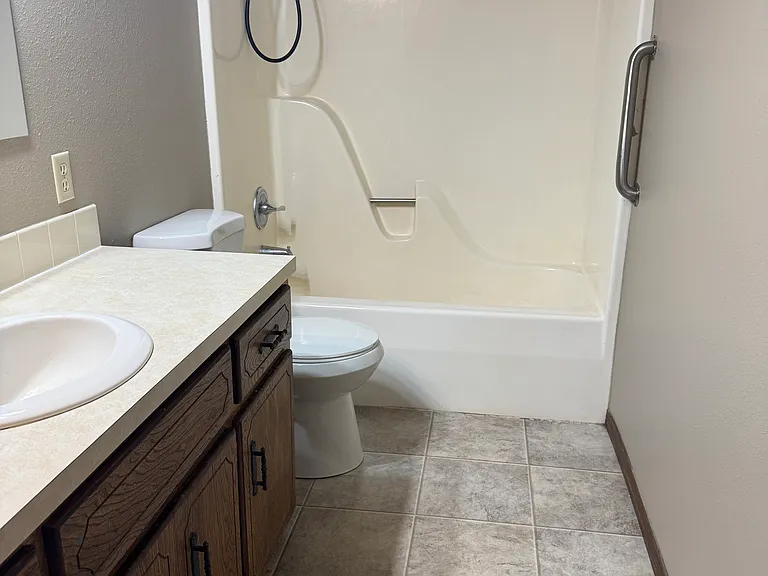1319 Anthony Dr — Photo 4