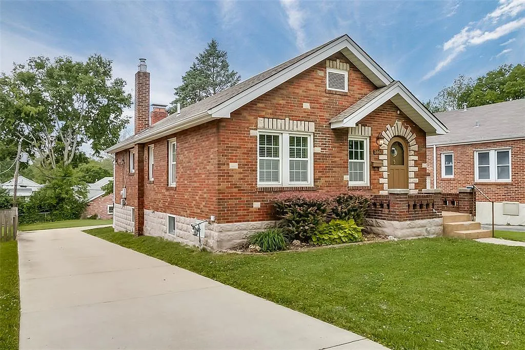2447 Hartland Ave photo 1