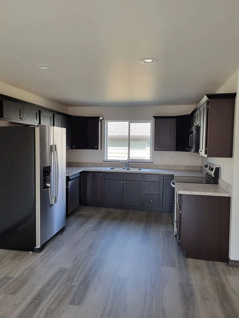 93 W Jefferson B — Photo 2