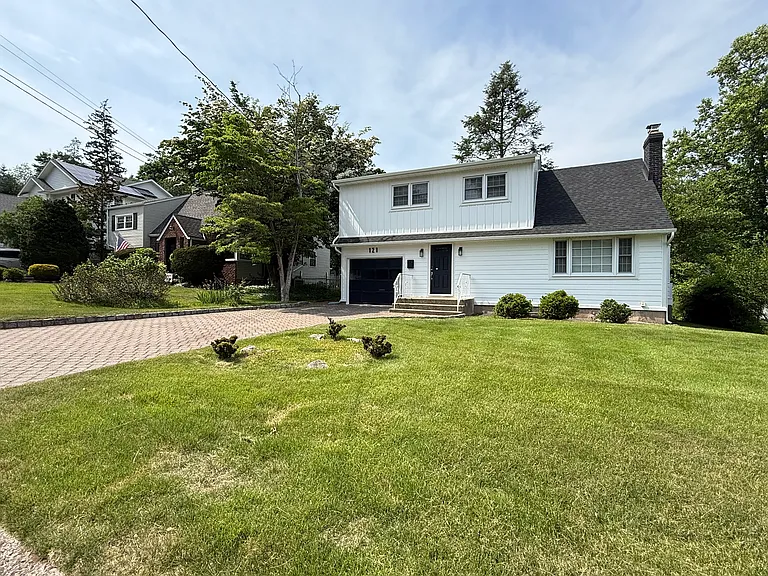 121 Newcomb Rd — Photo 2