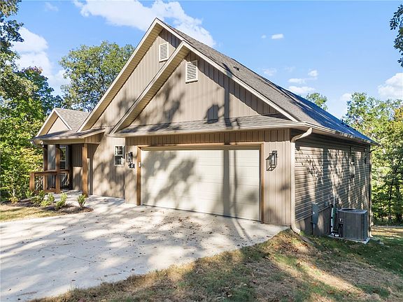 2nd image of 8 Weyhill Cir