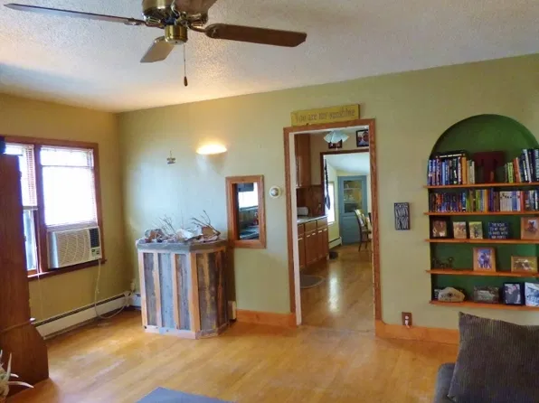 907 Kingsbury St, Belle Fourche, SD 57717