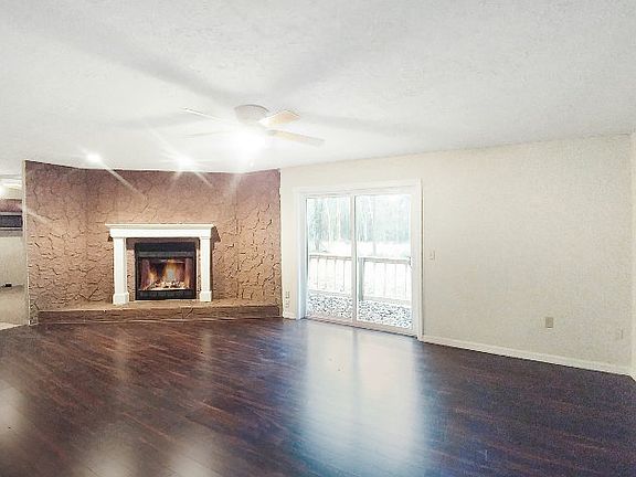 4th image of 313 NE Humphrey Ct