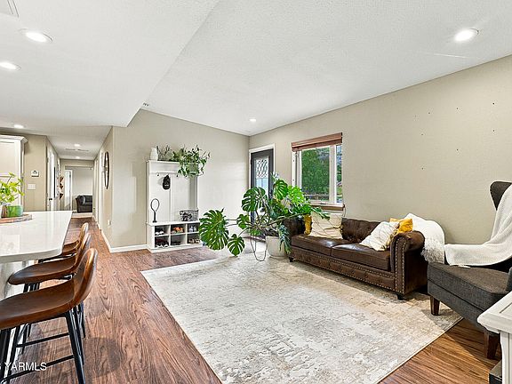 4th image of 121 Garden Dr
