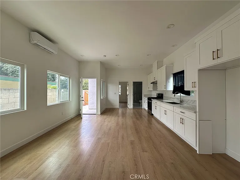 1231 Oak St — Photo 2