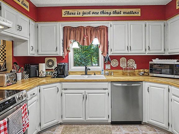 3rd image of 39 Palencia Ln