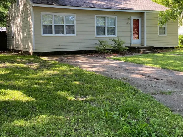 1220 Richard Ave — Photo 1