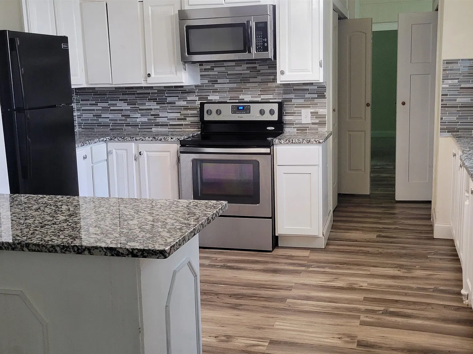 5 bed, 2.0 bath, 2146 sqft, $2,200 — Photo 3