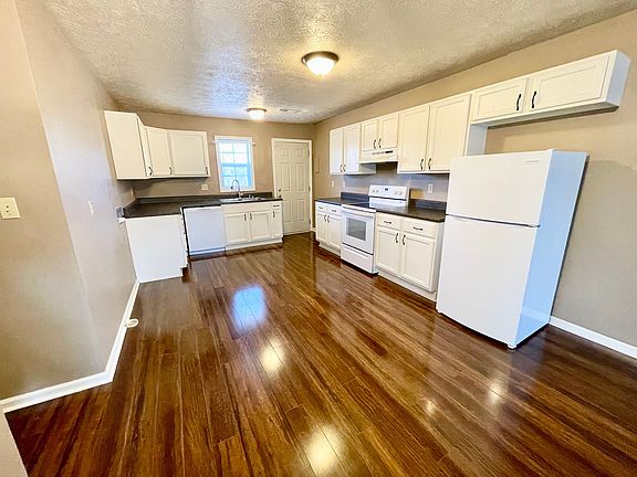 Large kitchen with washer/dryer hookups