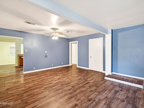 4th image of 1003 Cecille St