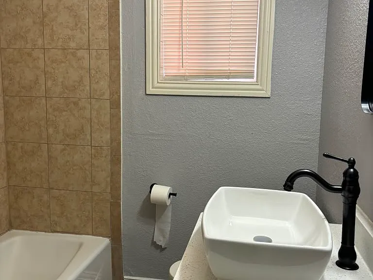 3354 W Woodlawn Ave — Photo 9
