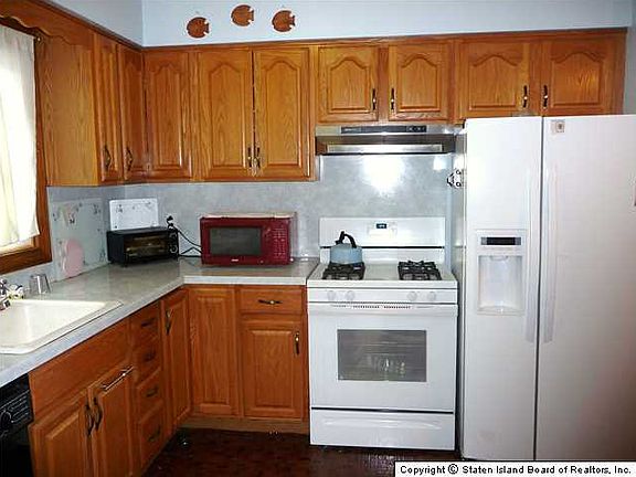 3rd image of 385 Oakdale St
