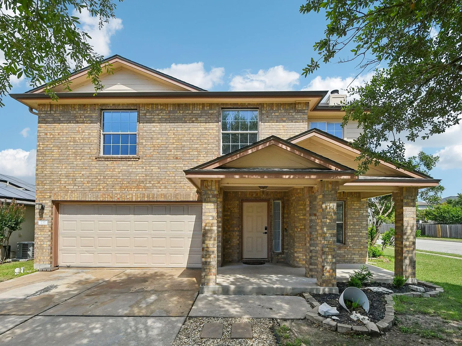 3 bed, 2.5 bath, 2353 sqft, $2,300 — Photo 1
