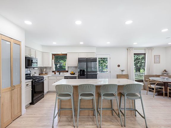 4th image of 1055 Cardinal Ct