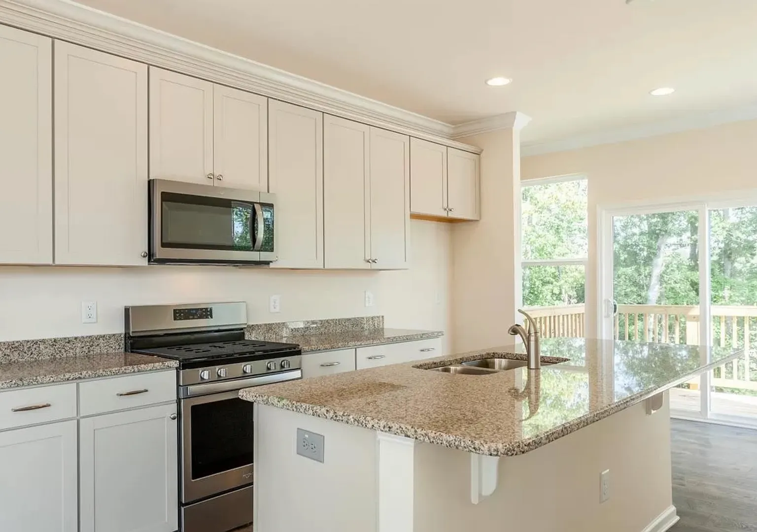 Room in 4 Bedroom Townhome at Chattering Lory Ln — Photo 2