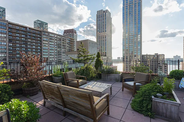 Rented by R New York | media 2