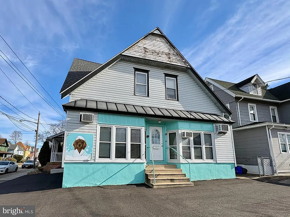 3002 N Centre St #1