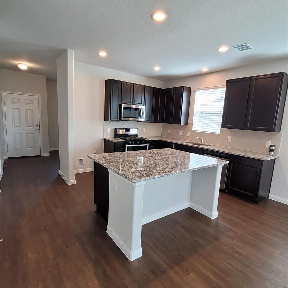 3 bed, 2.5 bath, 2052 sqft, $2,250 — Photo 3