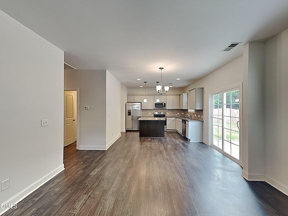 3rd image of 135 Ambergate Dr